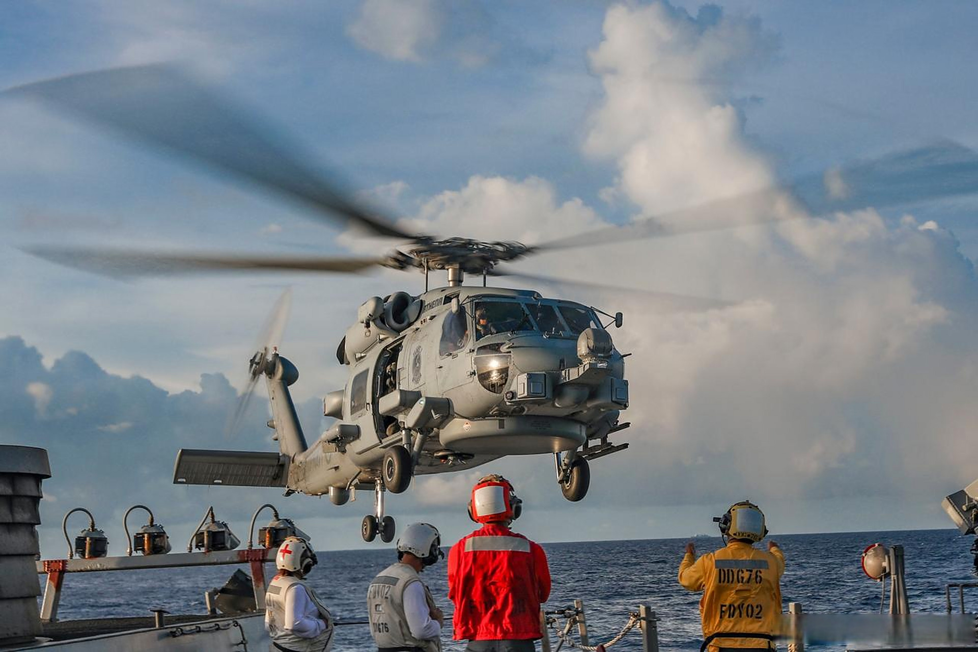 图1图2是美国海军第51中队的15架mh-60r"海鹰"直升机,这些飞机折叠