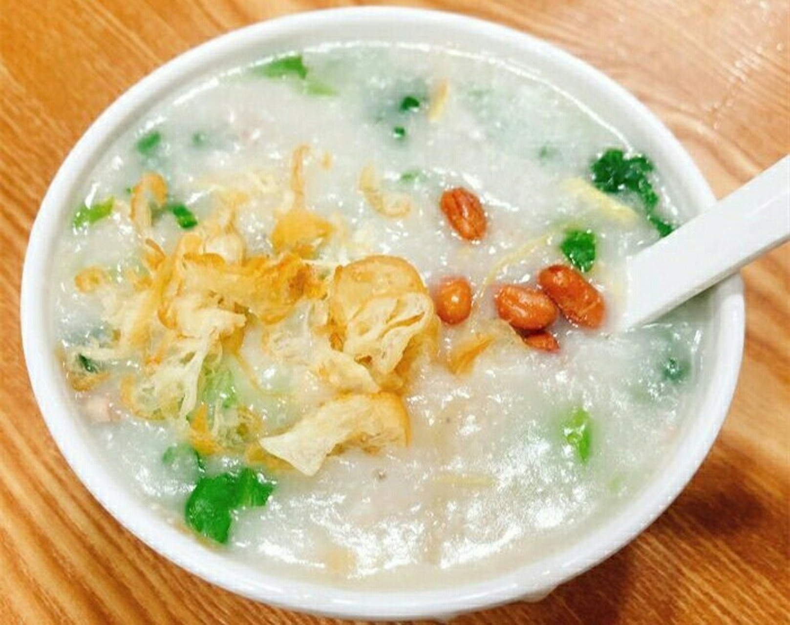 广州美食之艇仔粥 艇仔粥是广东省广州市的一道传统小吃,属于粤菜系