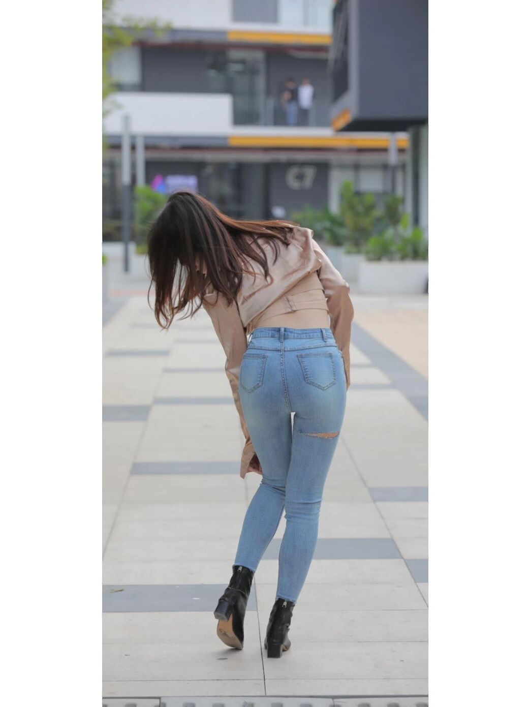 后浪是指裤子后中裤腰下方与大身接缝处到下档的长度,后浪的作用是