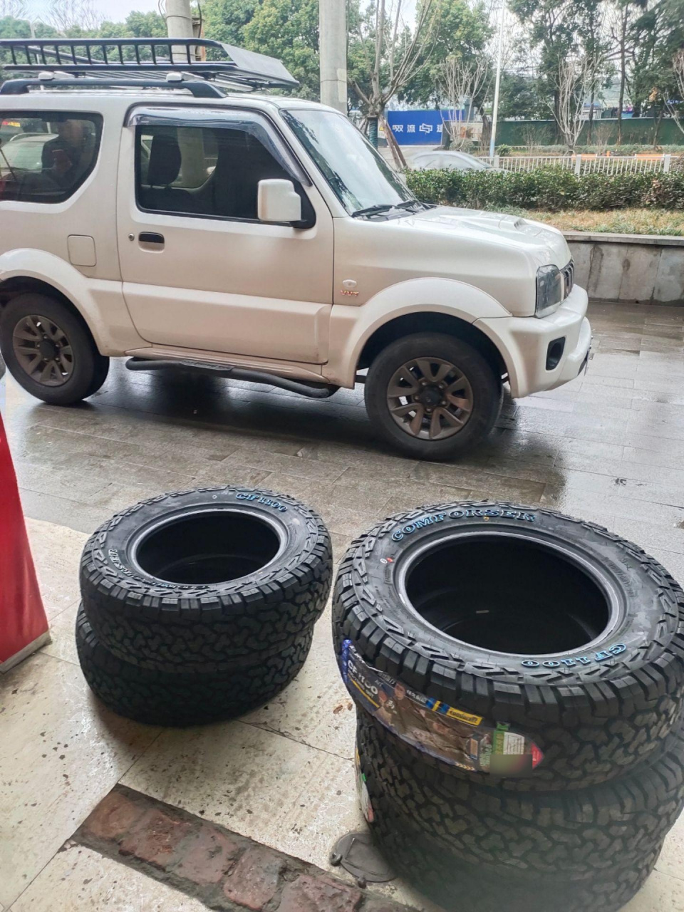 吉姆尼四条轮胎升级at胎,备胎也一并升级为at胎(新胎换好的图忘拍了)