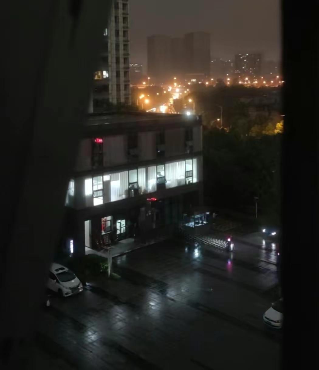 长沙中午一秒天黑市民:中午去吃宵夜吗中午午休,一觉醒来,开门一看