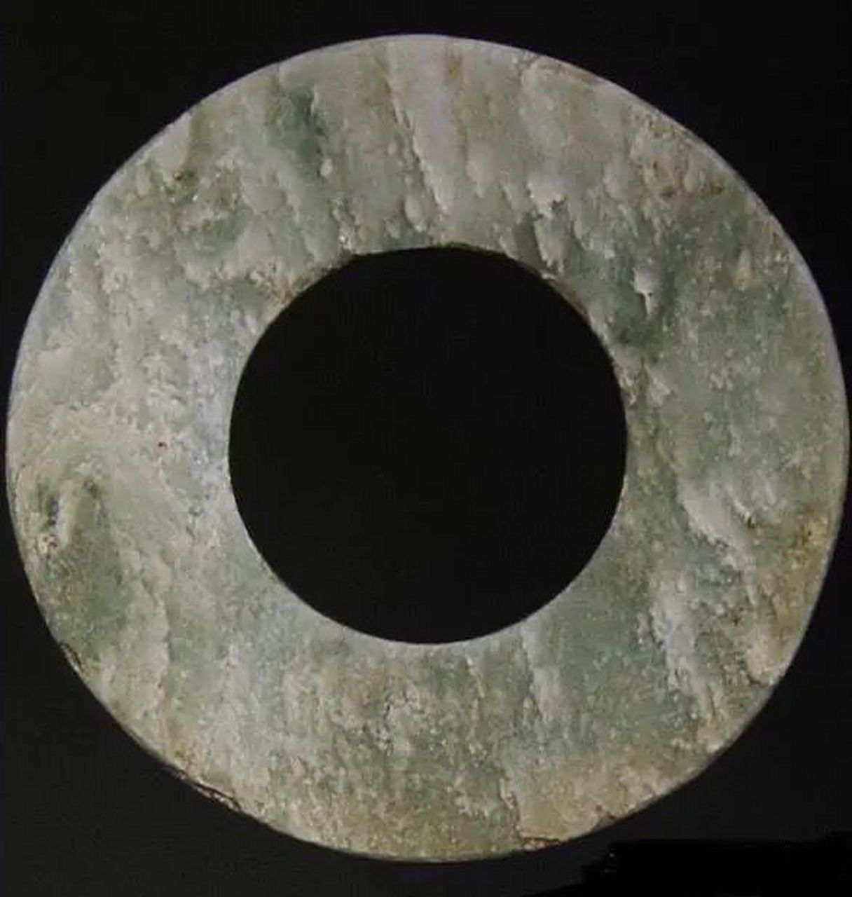 神奇的古玉"冰裂纹" 玉器的冰裂纹,又称"冰片纹"或"开片",是玉器的