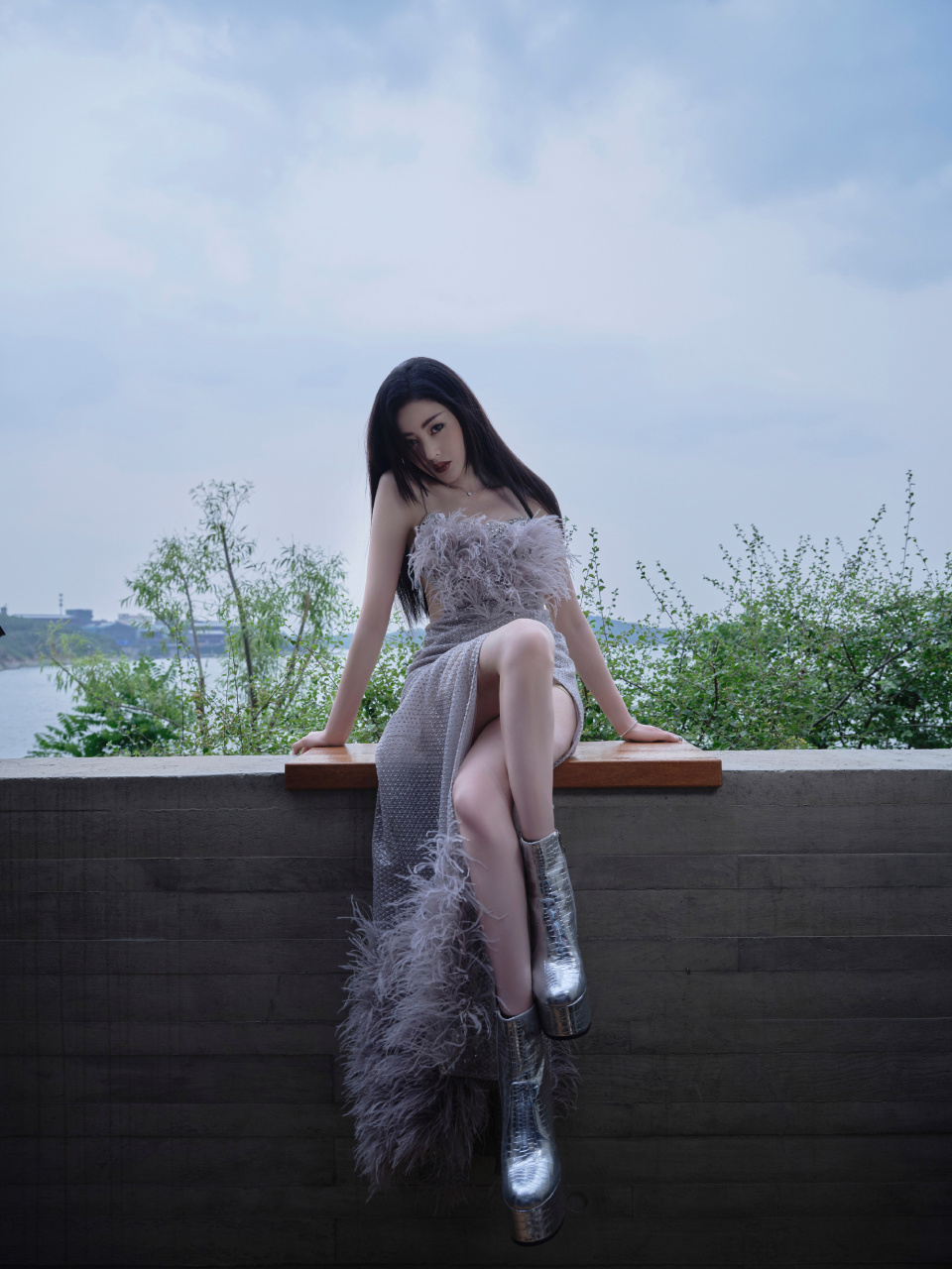 张天爱银色吊带裙,眼波流转撒落银色星辰,举手投足传递时尚态度