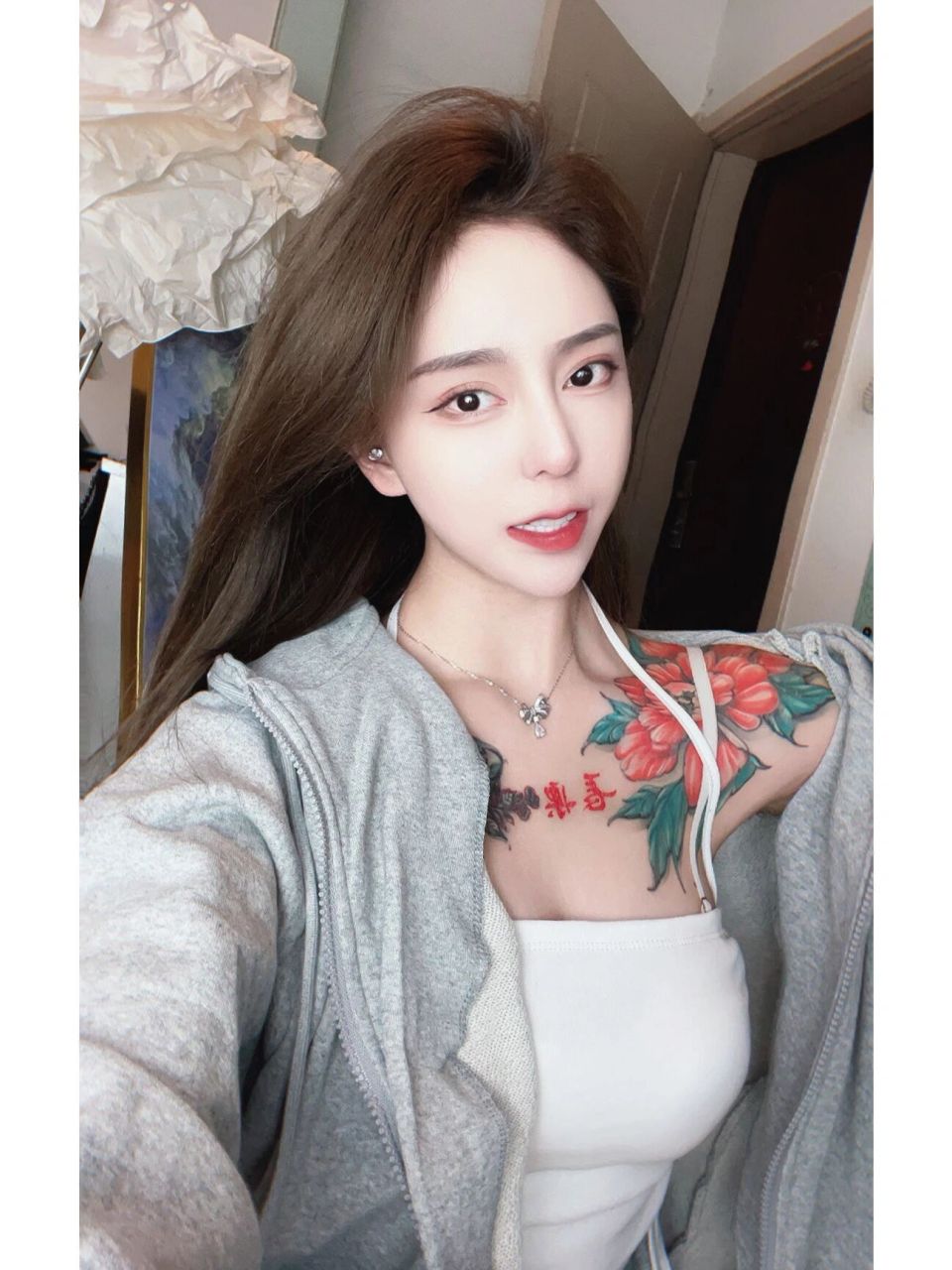 女生纹身 肩膀纹身 花纹身 彩色纹身