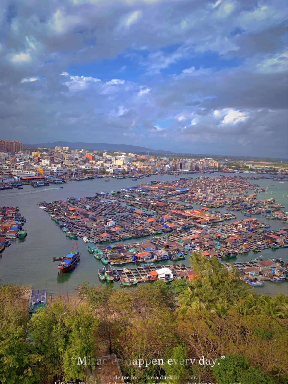 疍家渔排位于海南省陵水县新村镇新村港的海面上,港内南北长4公里