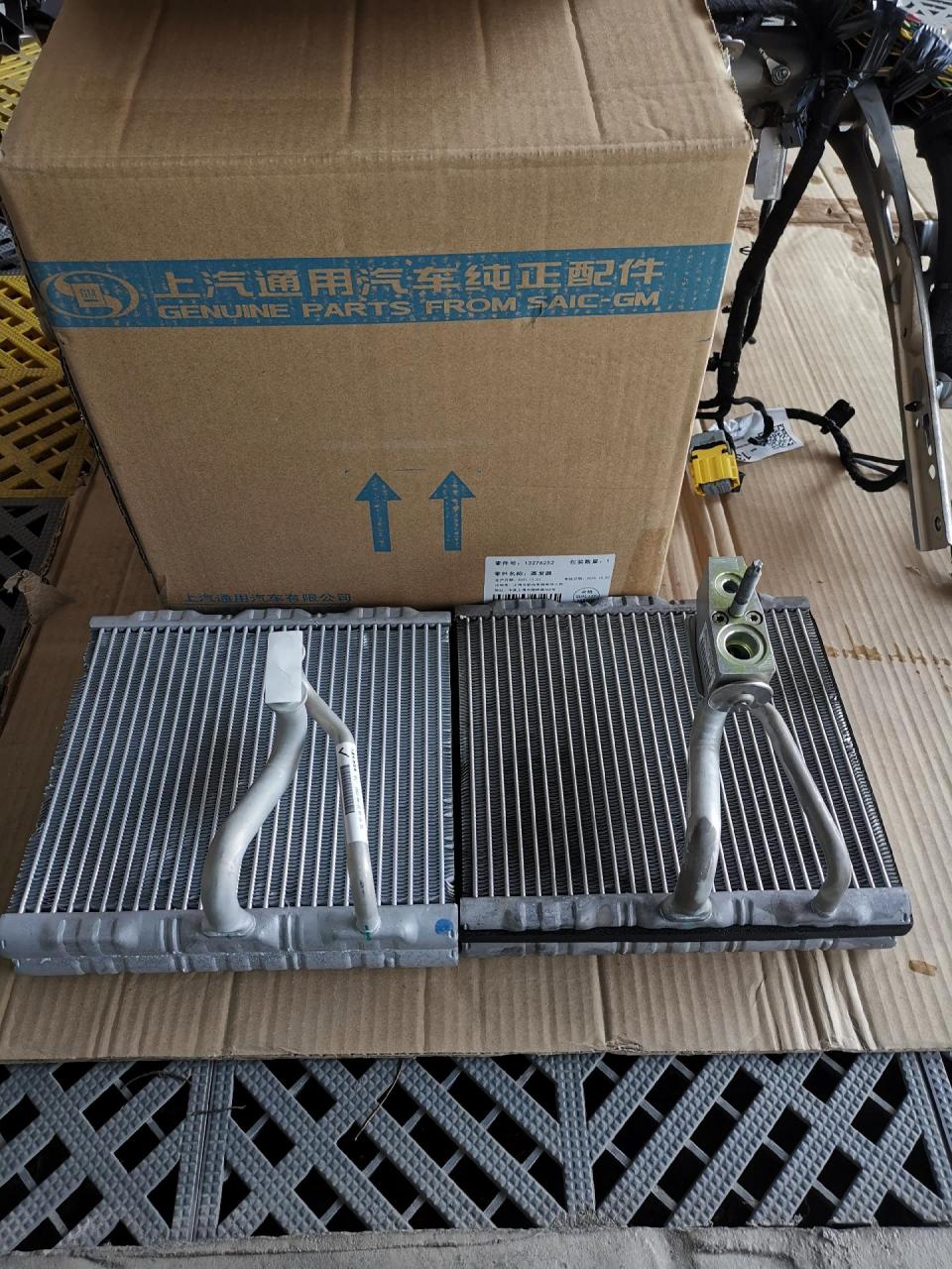 别克威朗更换空调蒸发箱,工作量很大,前面两扇门都要拆.