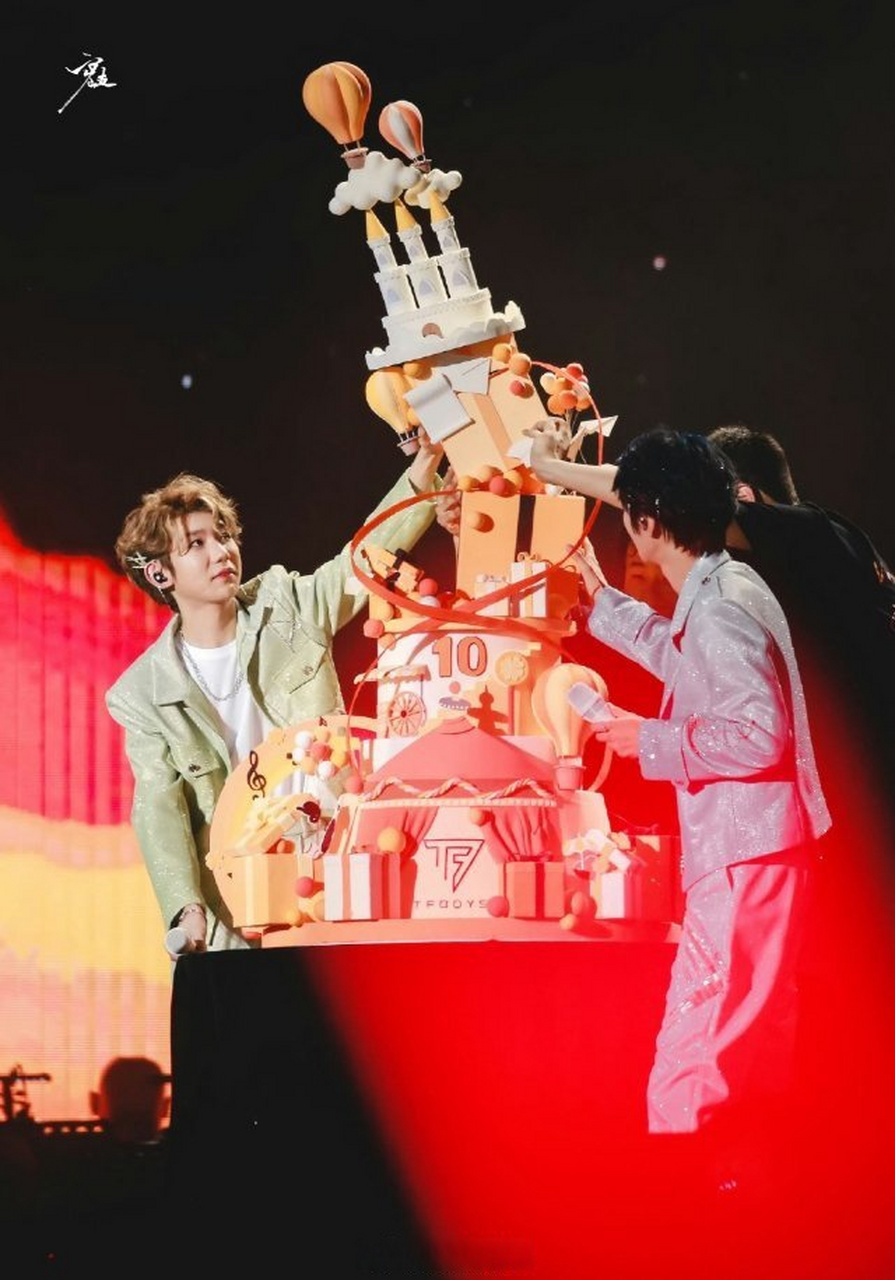 李飞看到没,要不是tfboys扶着时代峰峻就塌了.