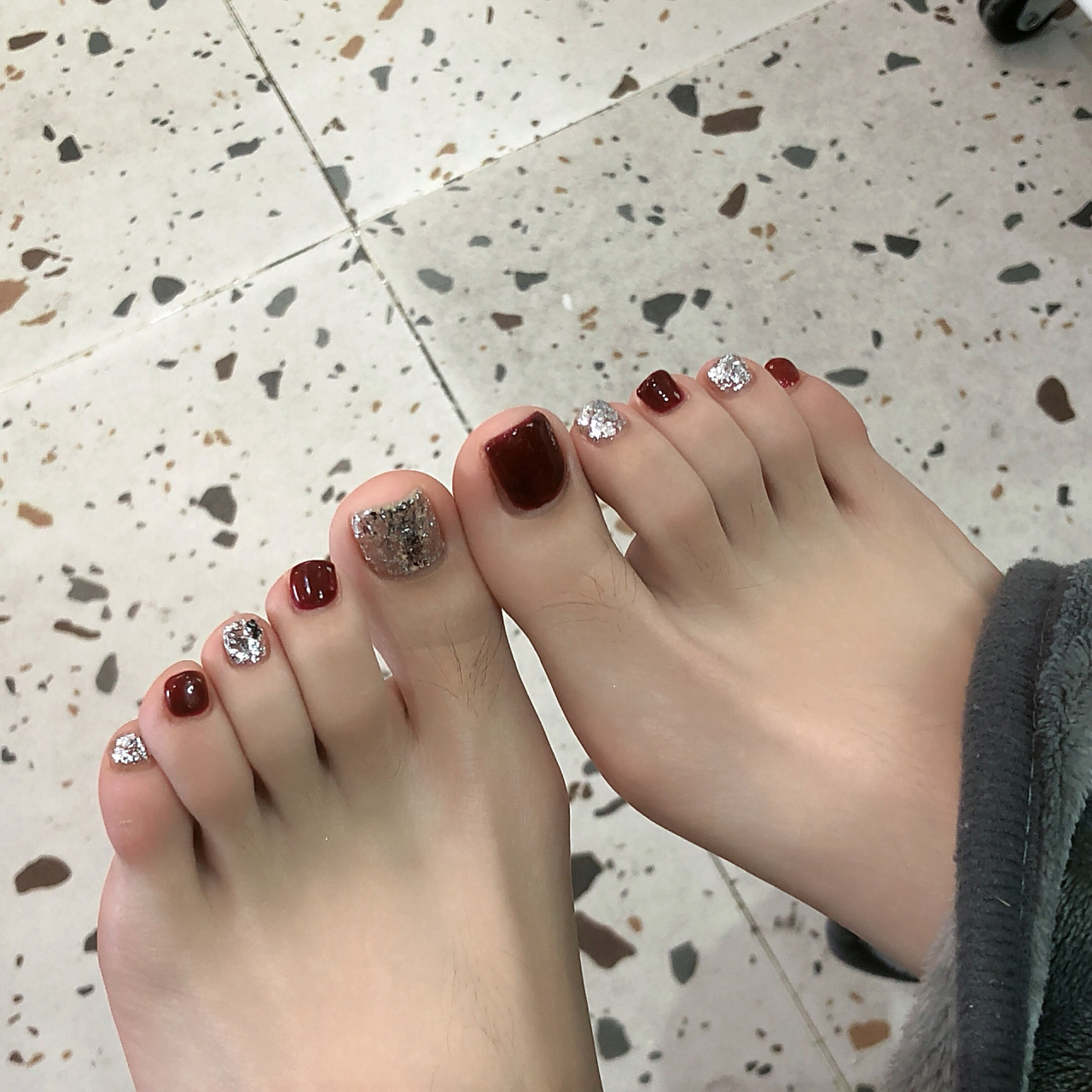 显白美甲 脚 气质车厘子加爆闪银铂  超级显白