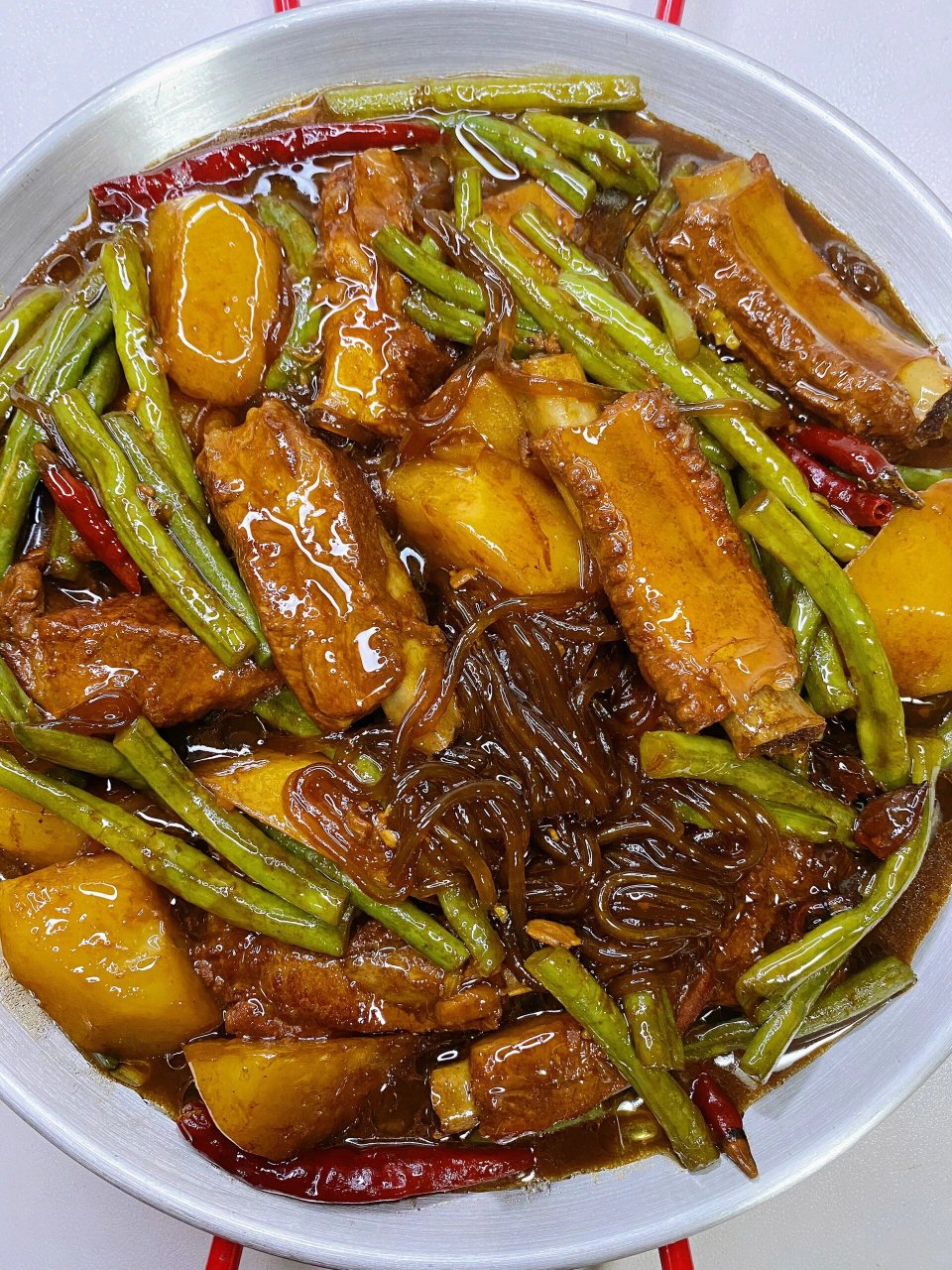 排骨土豆炖粉条 软烂入味 特别好吃 95食材: 排骨,豆角,土豆,粉条