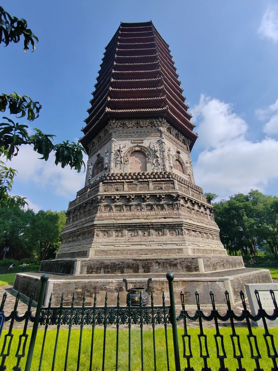 玲珑塔 位于北京海淀区玲珑公园内的慈寿寺塔,原名永安万寿塔,又叫