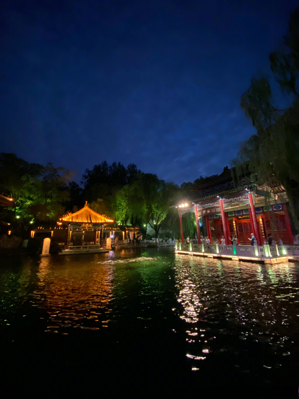 最in山东打卡地#   #趵突泉的夜景这么美# 趵突泉公园夜间整体比过去