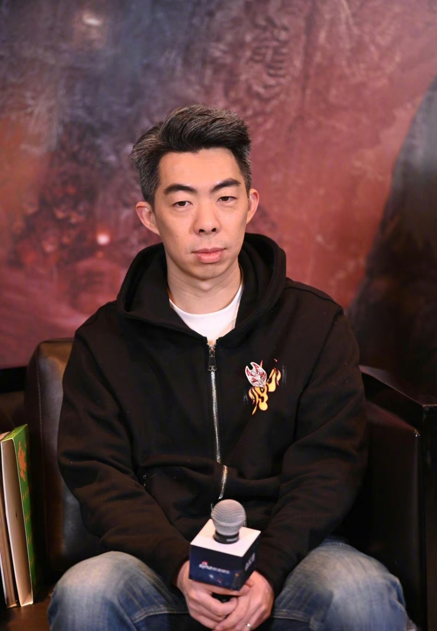 导演路阳发声拒绝盗摄# 2月17日,有博主晒出网友在某平台直播《热辣