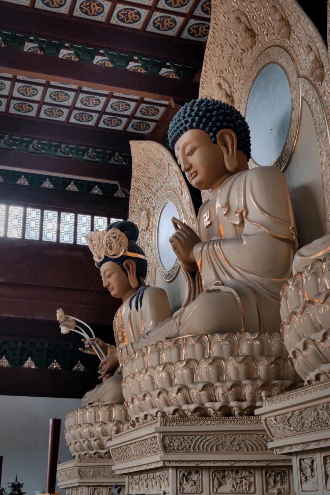 亲爱的朋友,愿您在即将到来的日子里,如同灵隐寺的钟声,为您带来宁静