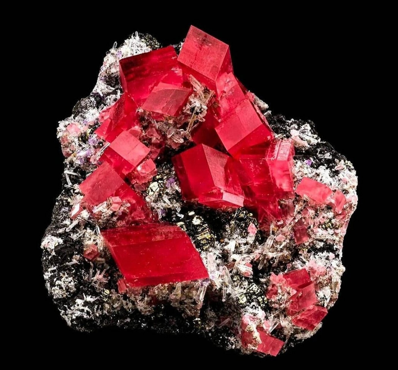 甜蜜之家菱锰矿 对于菱锰矿(国内称红纹石),美国甜蜜之家的矿标