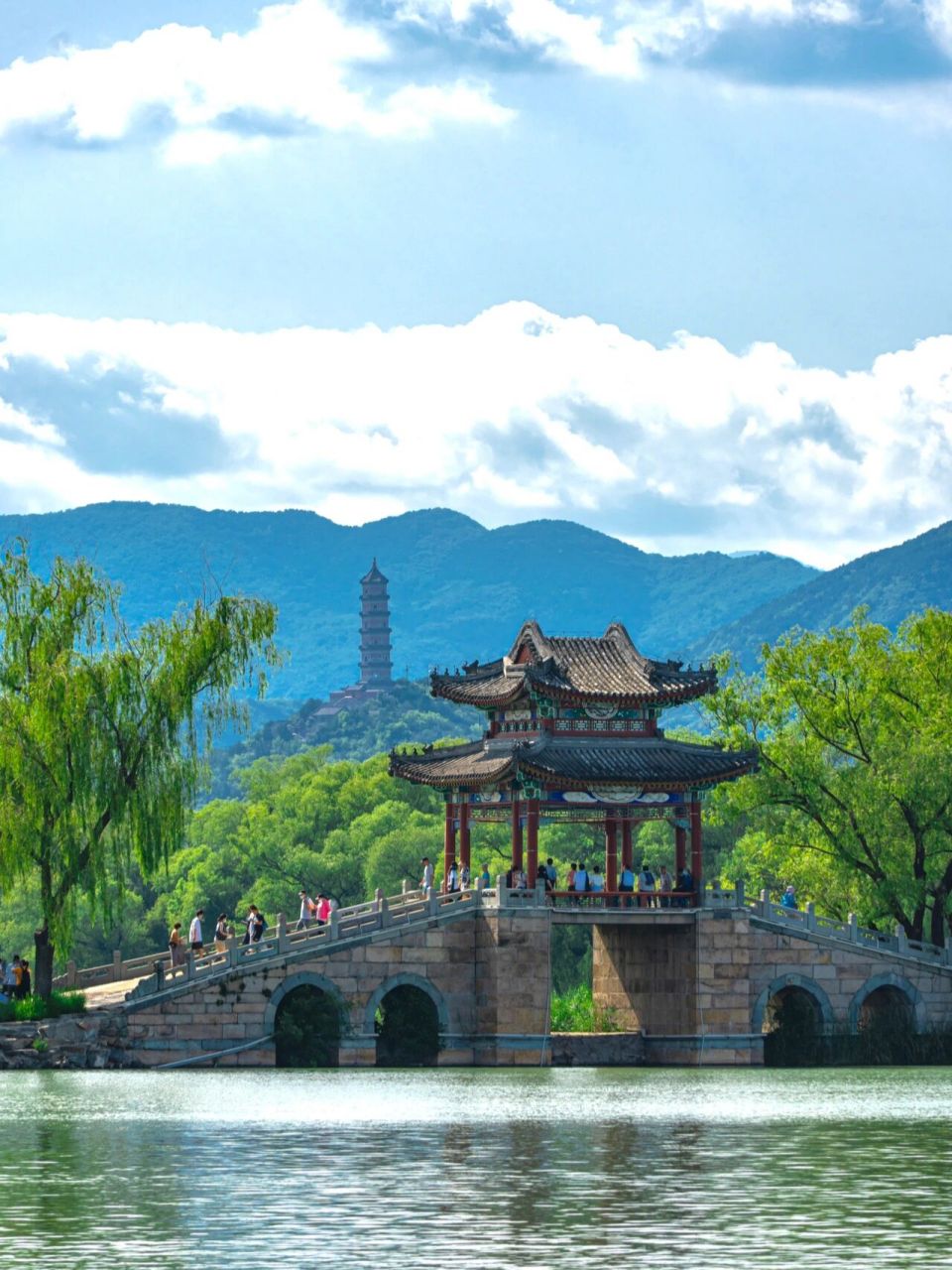 夏天的颐和园美的不像话 夏天一定要去趟颐和园 但是要选择在雨后放晴