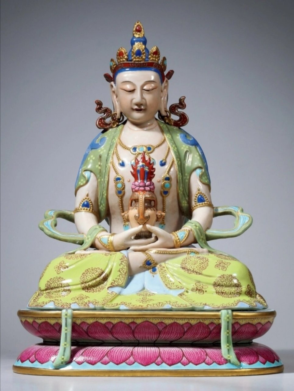 乾隆时期 粉彩无量寿佛 此尊无量寿佛为瓷质粉彩造像,头戴宝冠,面相