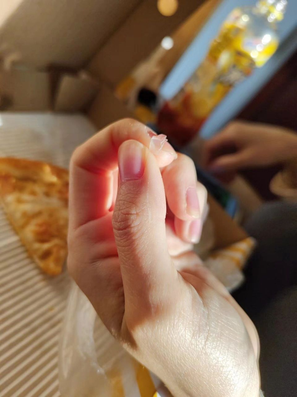 尊宝披萨吃到玻璃渣,只赔168?