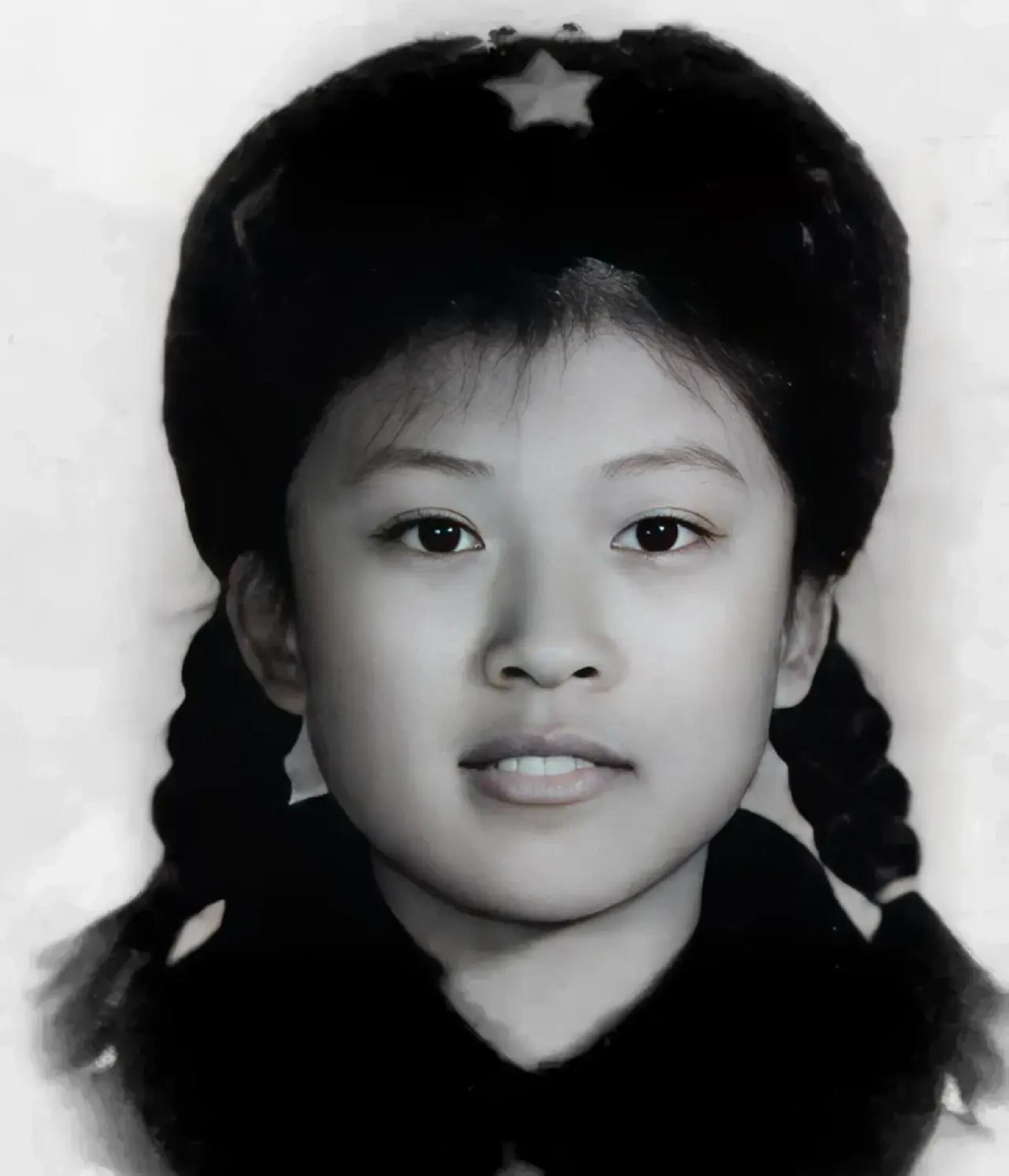 她,出生在河北冀县的一个普通工人家庭,家中父母兄妹四人