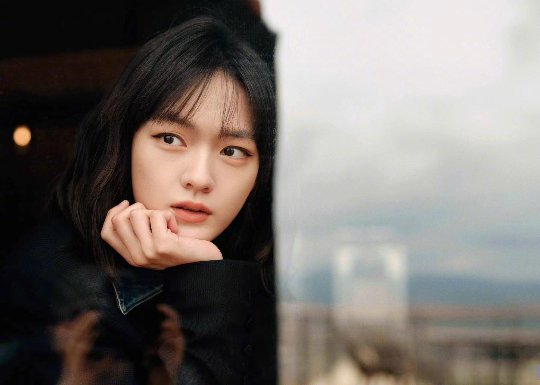 星尚人##文淇身上的松弛感#演员文淇 今日出席品牌活动,身着利落修身