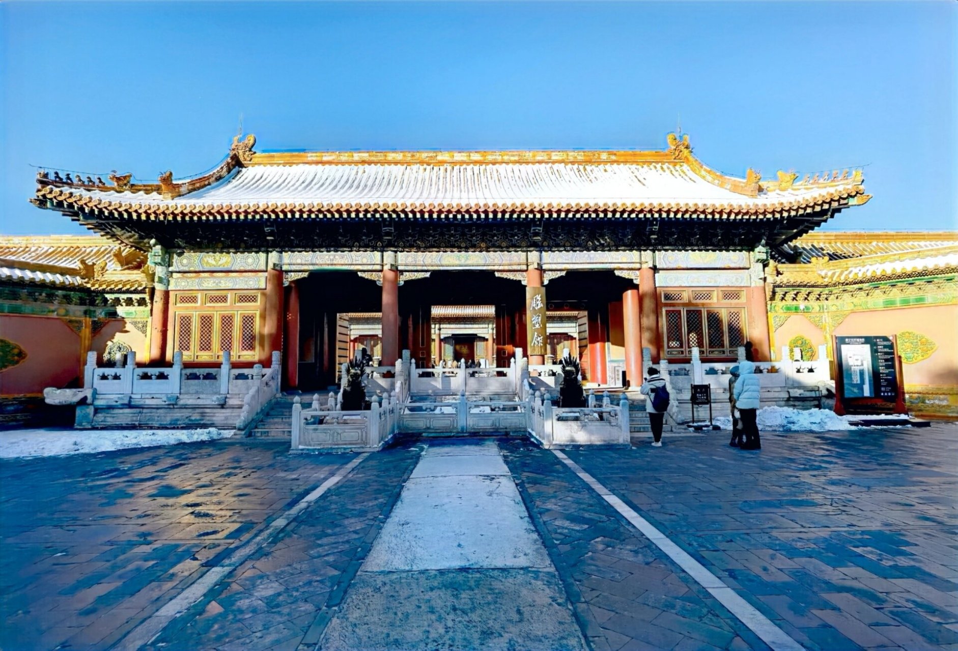 慈宁宫 慈宁宫是故宫的原清代皇太后居住的正宫,慈宁宫门前有一东西向