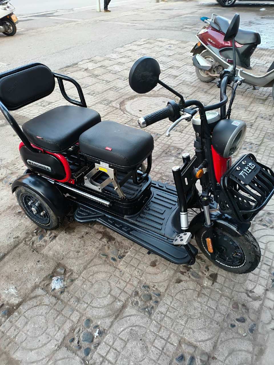 这个万仕达电动车特价出了1300,不挣钱可以不?