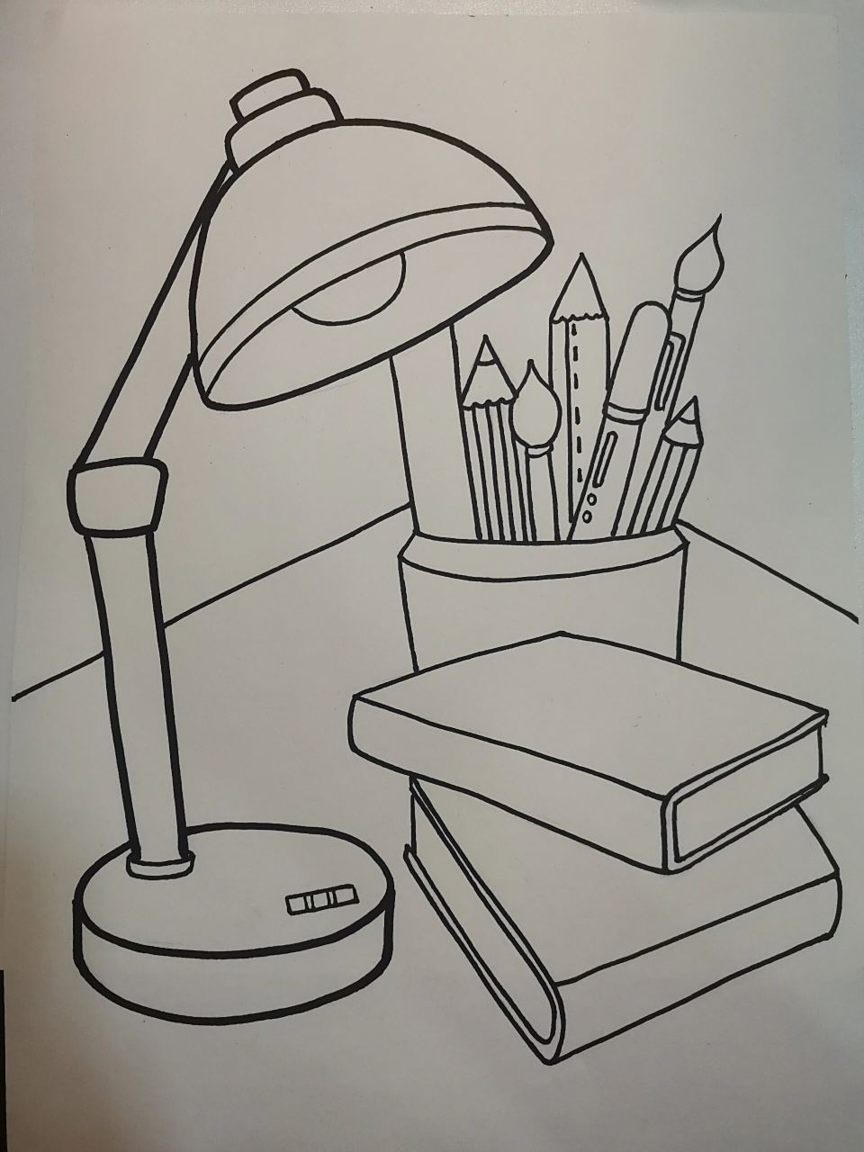 《我的书桌》 媒材:素描纸 勾线笔 教学目标:通过图片介绍运用透视