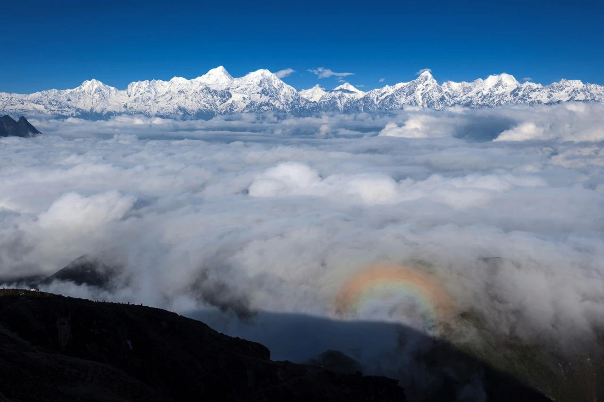 牛背山位于四川省雅安市荥经县及甘孜州泸定县境内,因山顶酷似牛背而