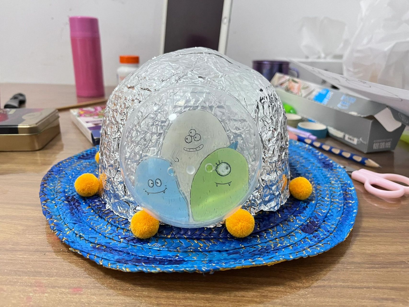 幼儿园科技节帽子diy 偶尔也要卷卷手工 材料:旧草帽 颜料 锡纸 扭蛋