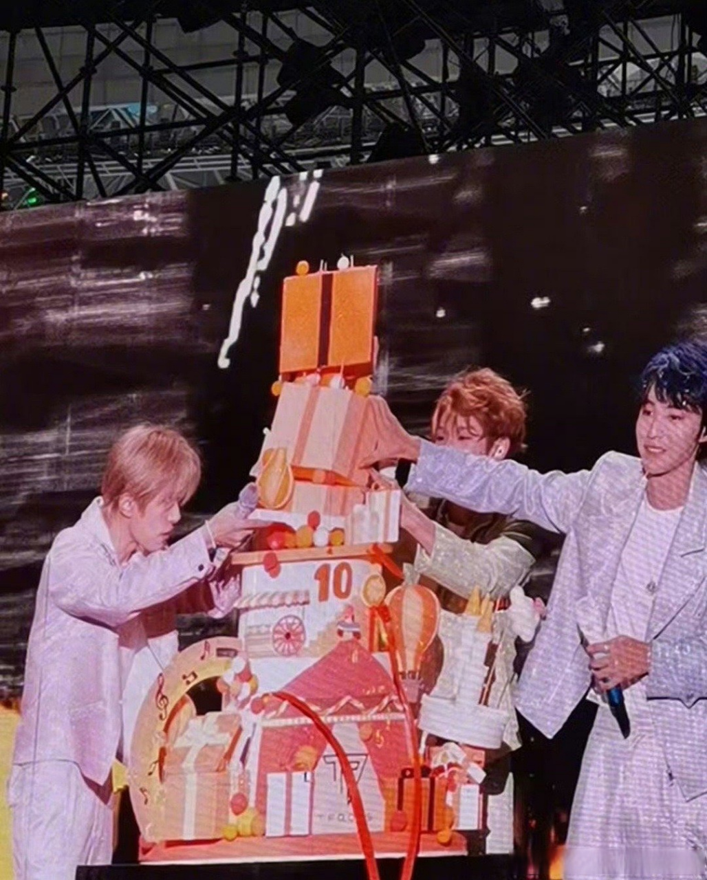 tfboys演唱会上蛋糕突然倒了,王源临场反应能力好强,cue到了接下来要