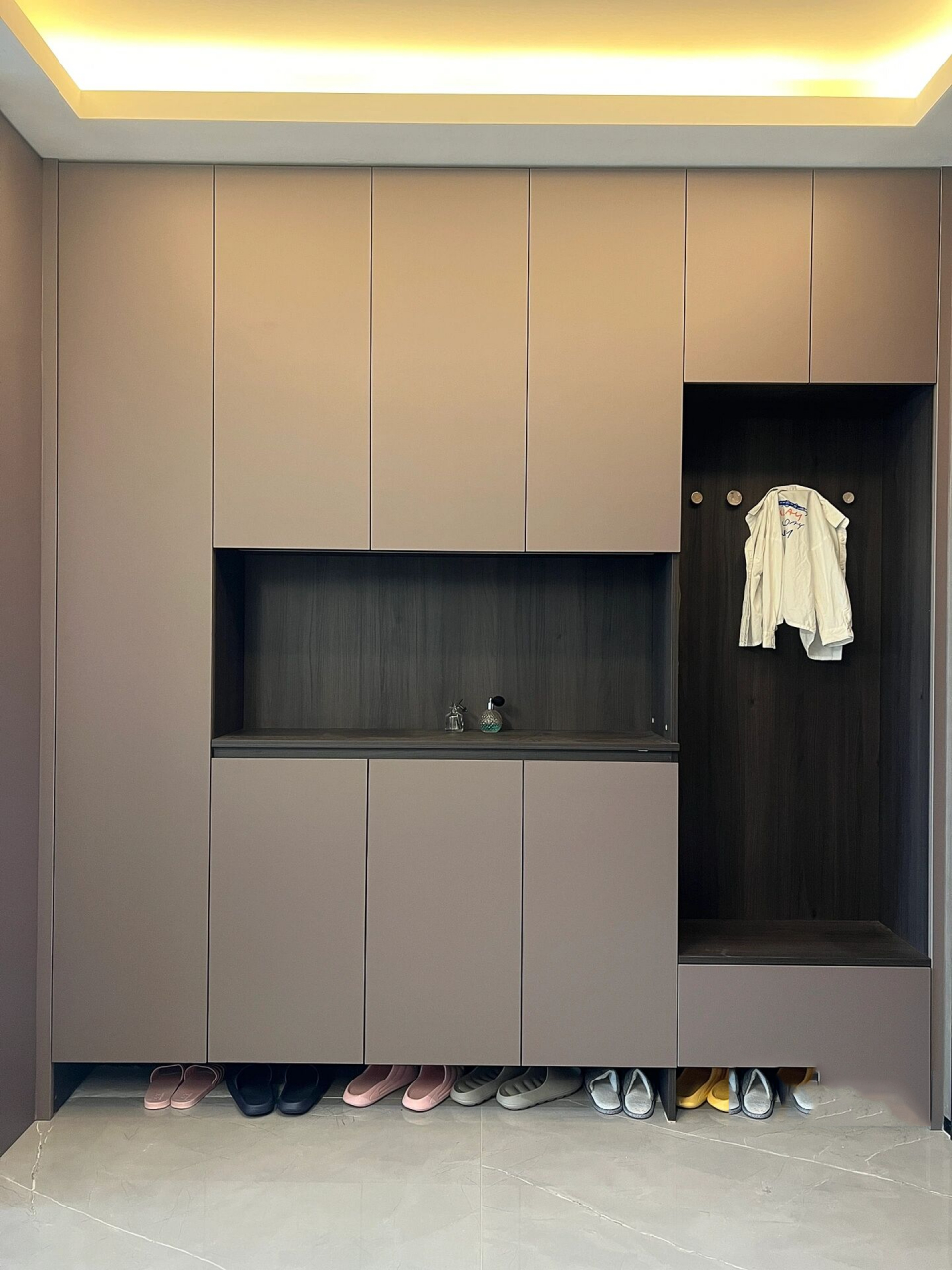 这鞋柜配色也太高级了吧|咖灰77黑灰木纹90            安装工地