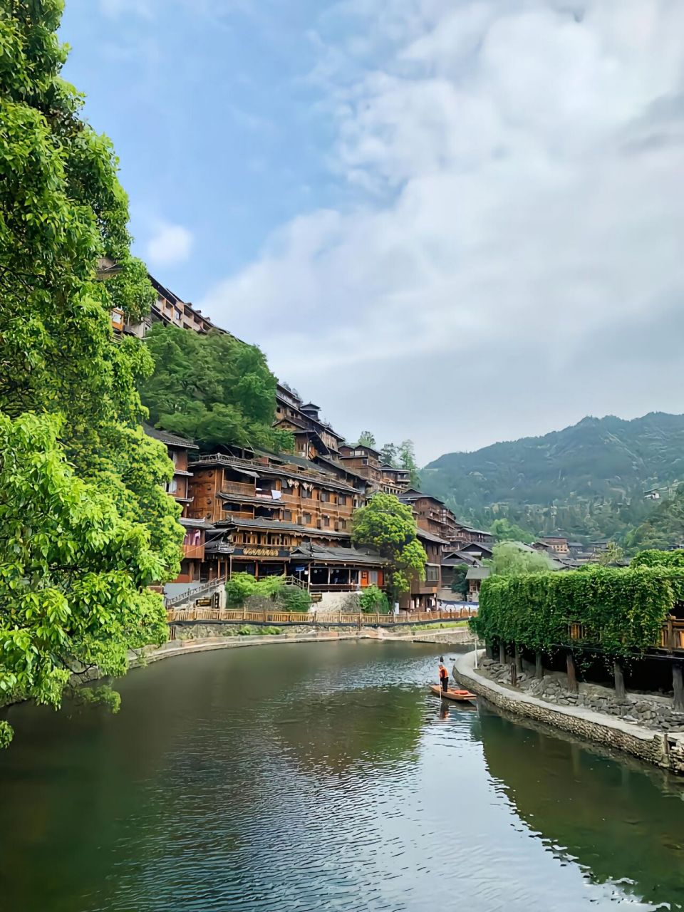 "贵州最著名的十大旅游景点" 黄果树瀑布:位于贵州省安顺市