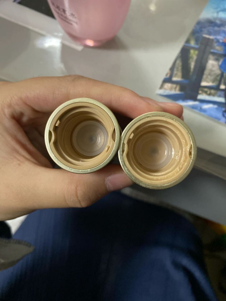 后水妍真假辨别 图一左边是刚刚买的 右边是去年买的 放到一起对比