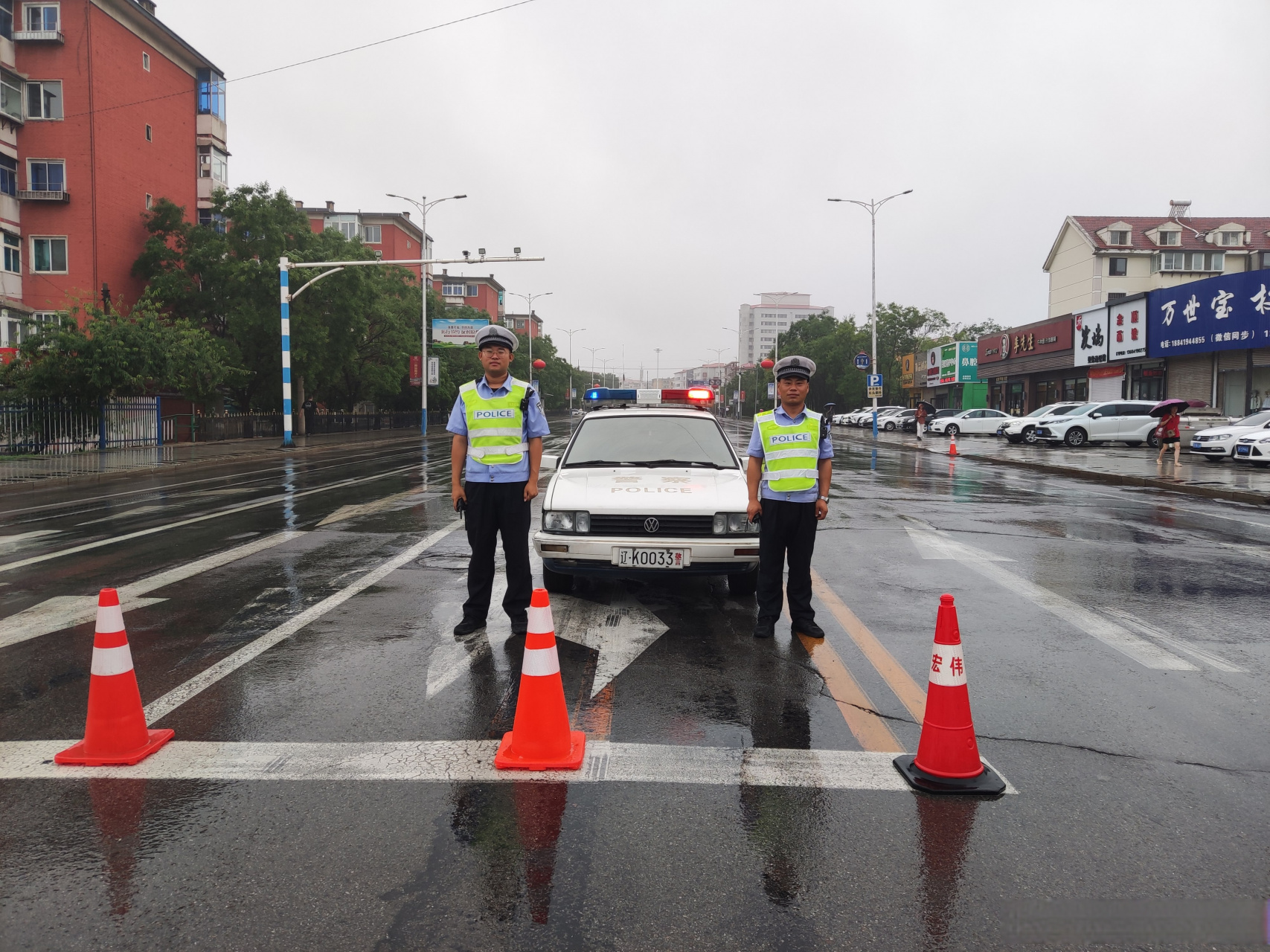 7月14日,宏偉交警大隊交警在遼化高中考點設崗執勤,冒雨為參加高中學