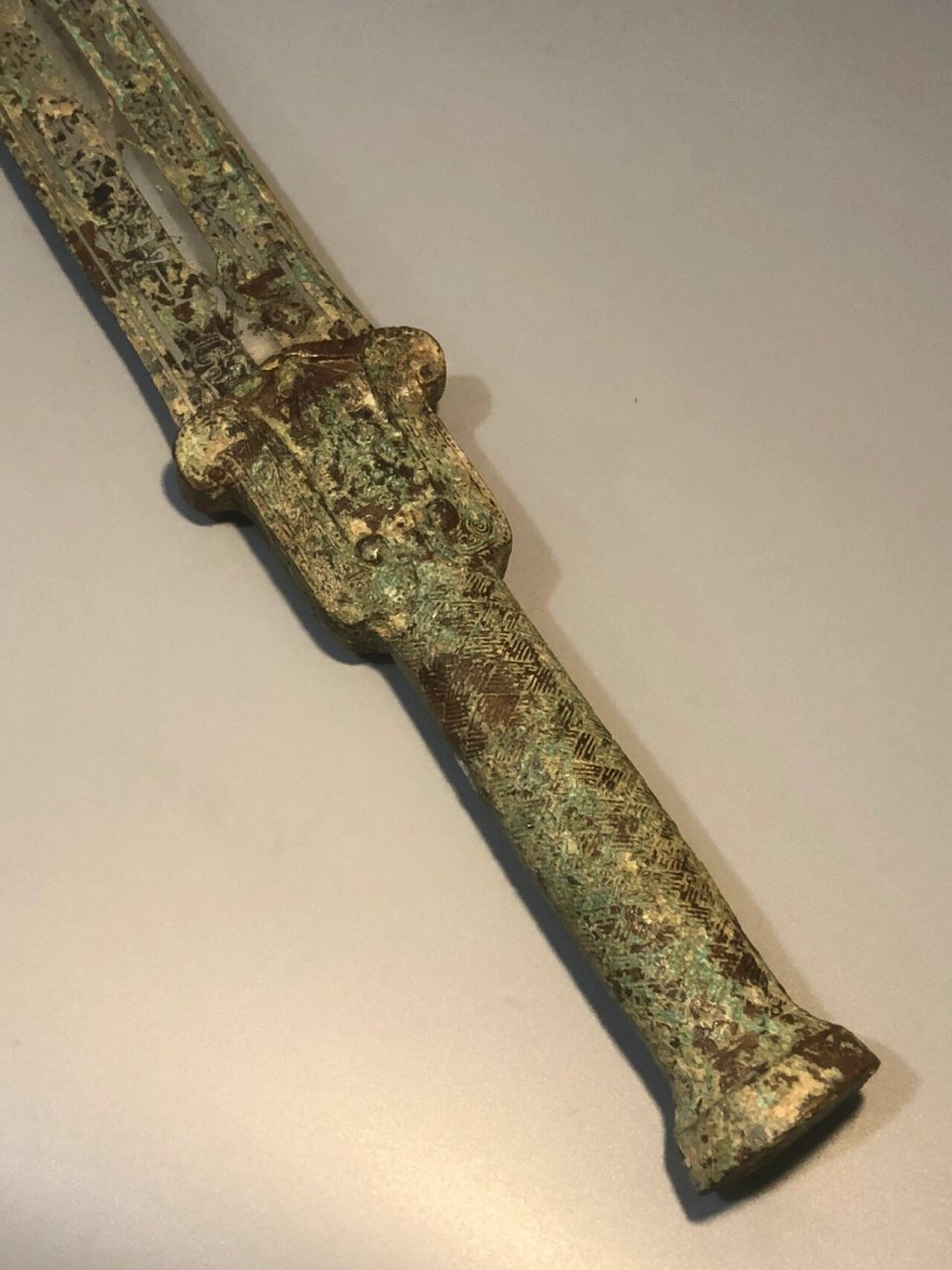 战汉风格青铜剑1380元,铭文刻字,剑身搓银,图案精美华丽,包浆浓厚