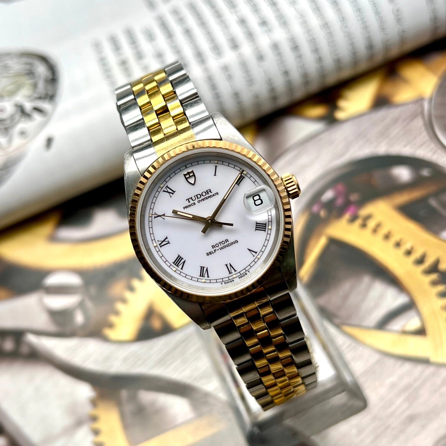 品牌:帝舵  系列:王子系列 型号:72033 材质:18k黄金加精钢  镜面:蓝