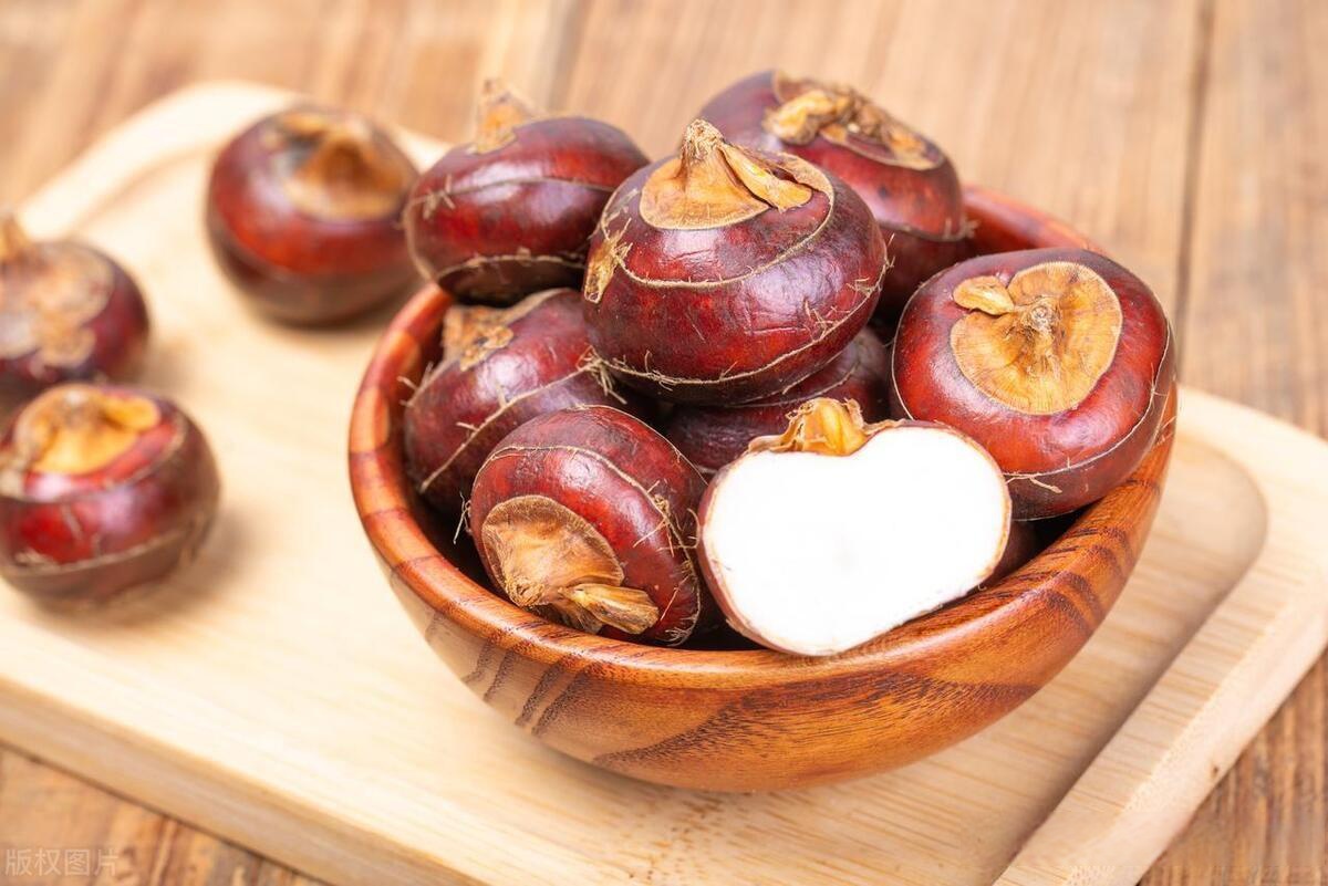 荸荠(bí qí),又称马蹄,是一种蔬菜,也是一种水生植物.