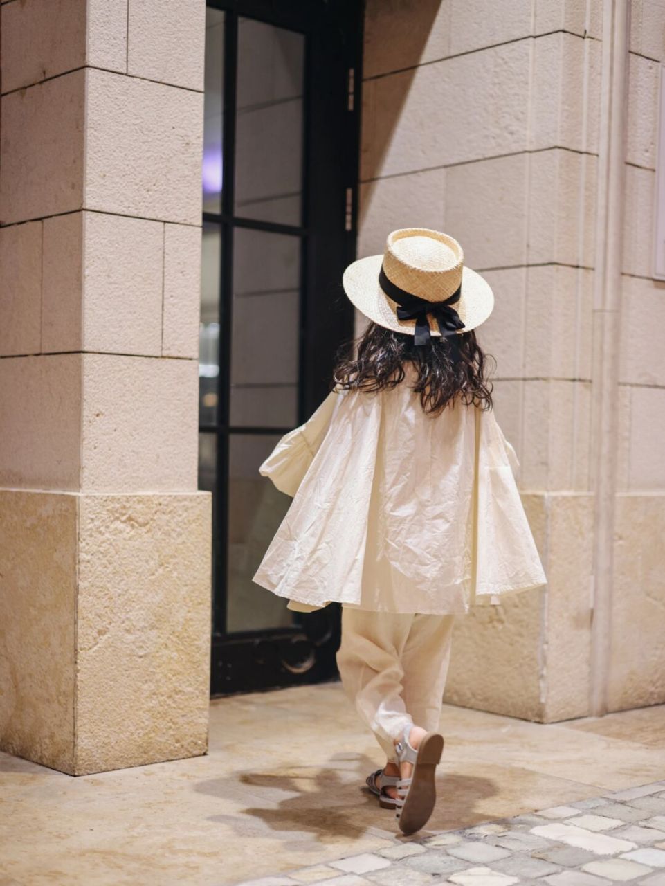 不赶黄昏不追光 	 我有我的小太阳 	 衣服:小蜜糖baby 鞋子:斯纳菲