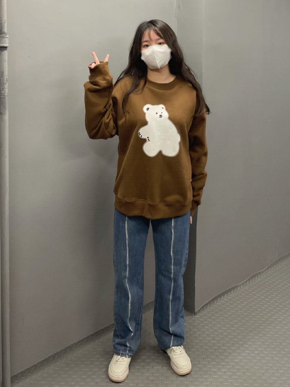 棕色卫衣9277白色可爱小熊logo 真的超级可爱啊～ 搭配蓝色牛仔