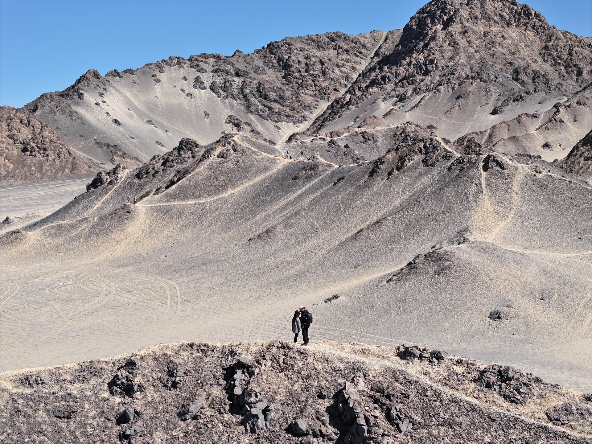 黑独山丨戈壁大漠中生出的水墨画卷 苍黑色砂石嵌在