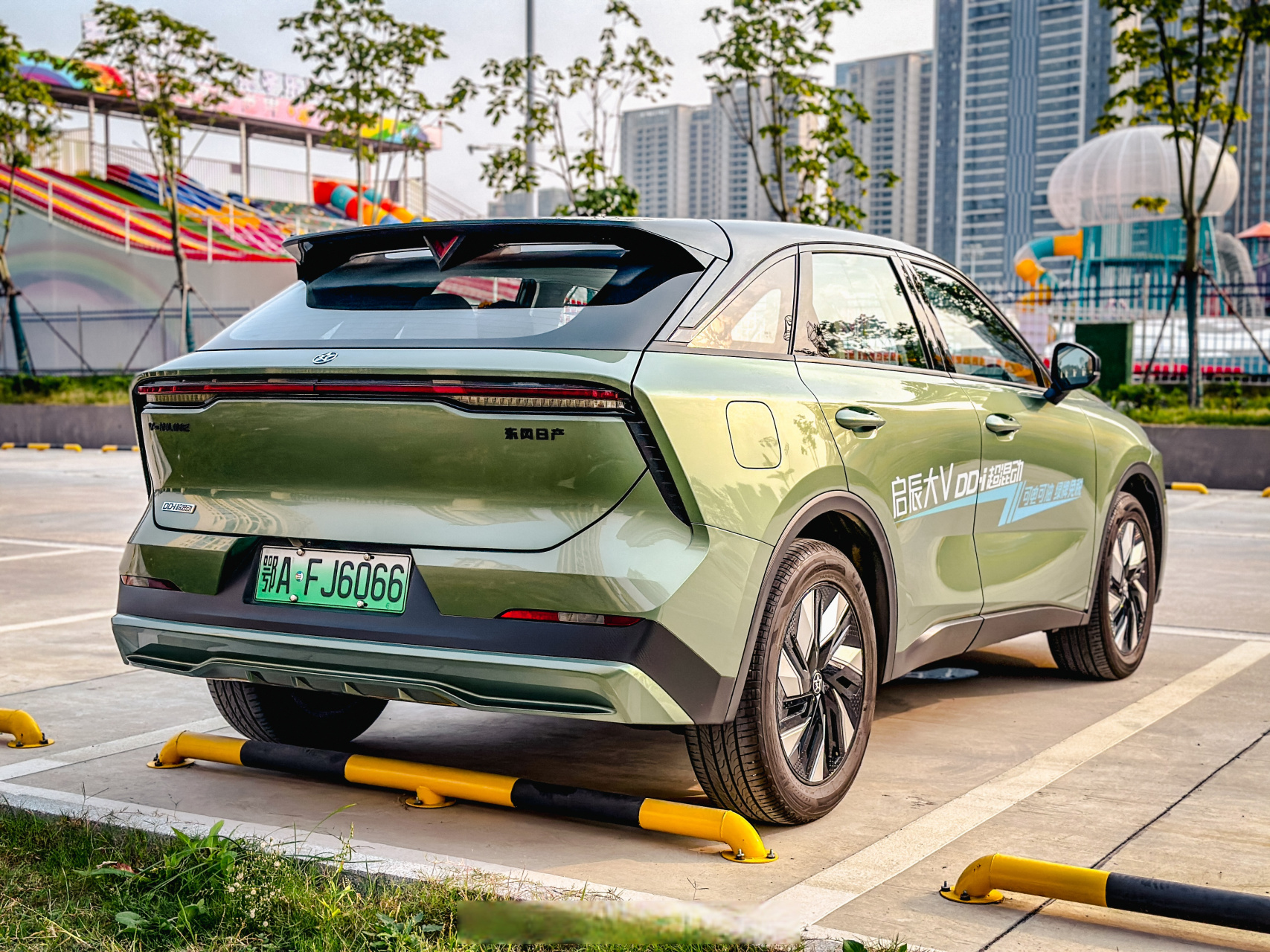 有了电机的加持,城市里驾驶就是个一台电车,安静平顺,而且启辰大v dd