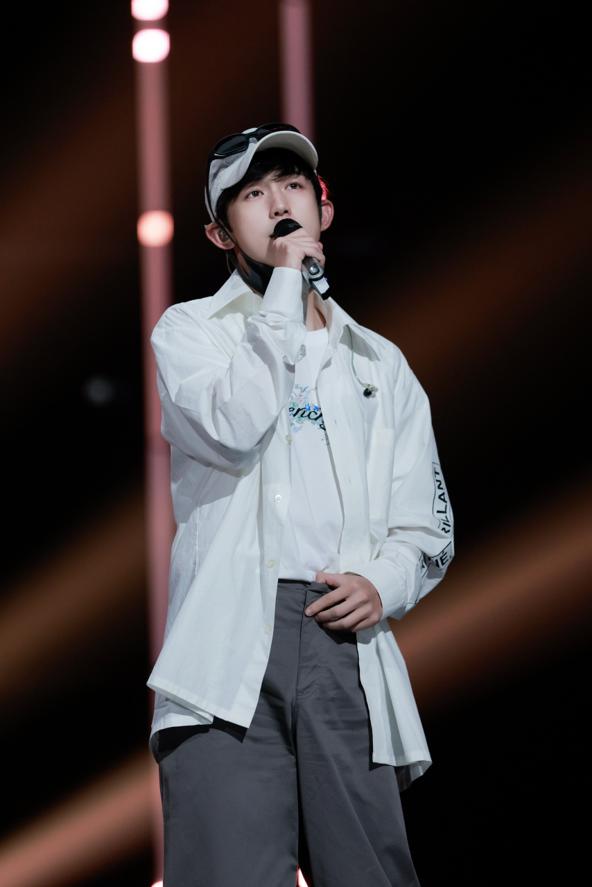 郭俊辰 ·#郭俊辰城市捉迷藏# 掉落#四季惊喜夜# 彩排的现场碎片92