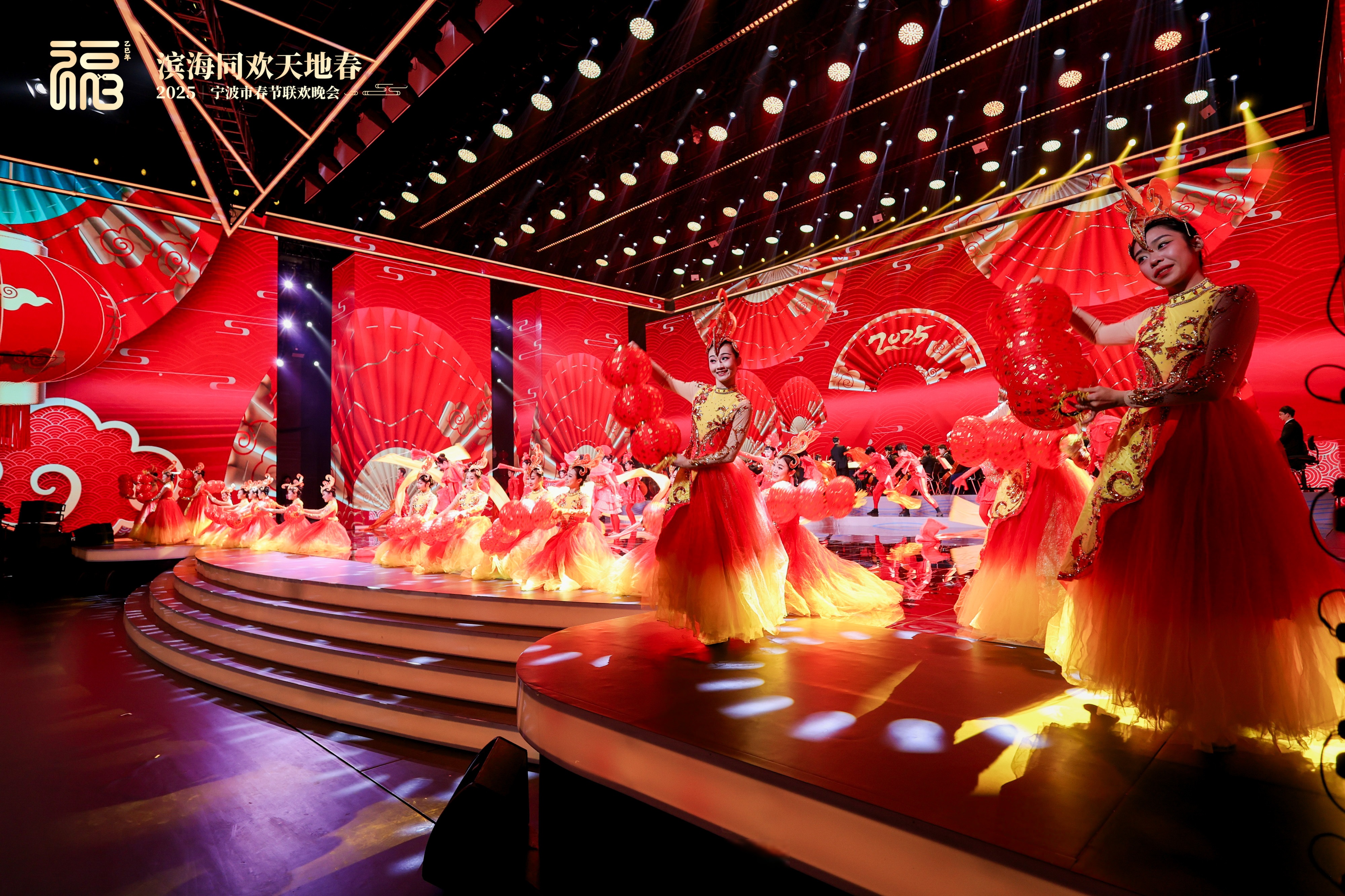交响乐恢弘奏响,冰屏上升,盛大舞台尽展