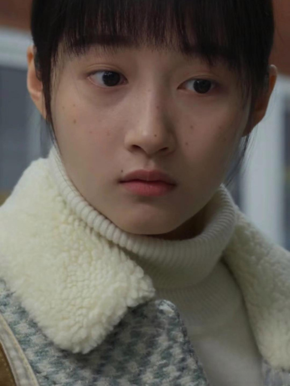 关晓彤素颜状态,脸上的雀斑好密集啊