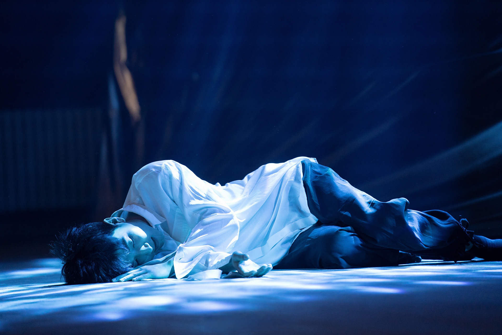 凌晨98    展信佳～许久不见,此时提笔,想用写信的方式跟你说一些