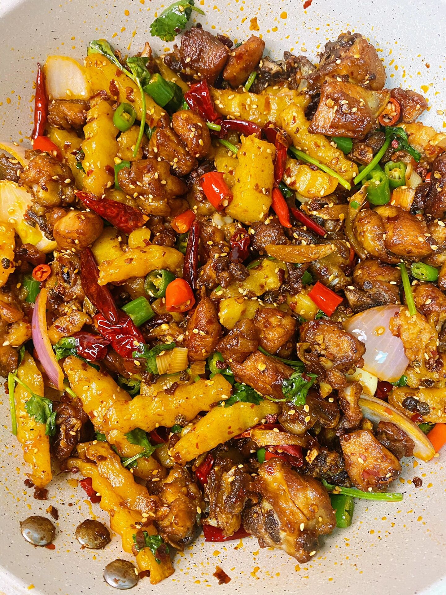 麻辣干锅鸡 麻辣过瘾 好吃到舔手指 95食材: 半只鸡,土豆,小葱,线椒