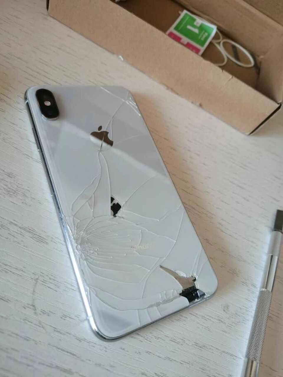 苹果玻璃后盖碎了别自己换!