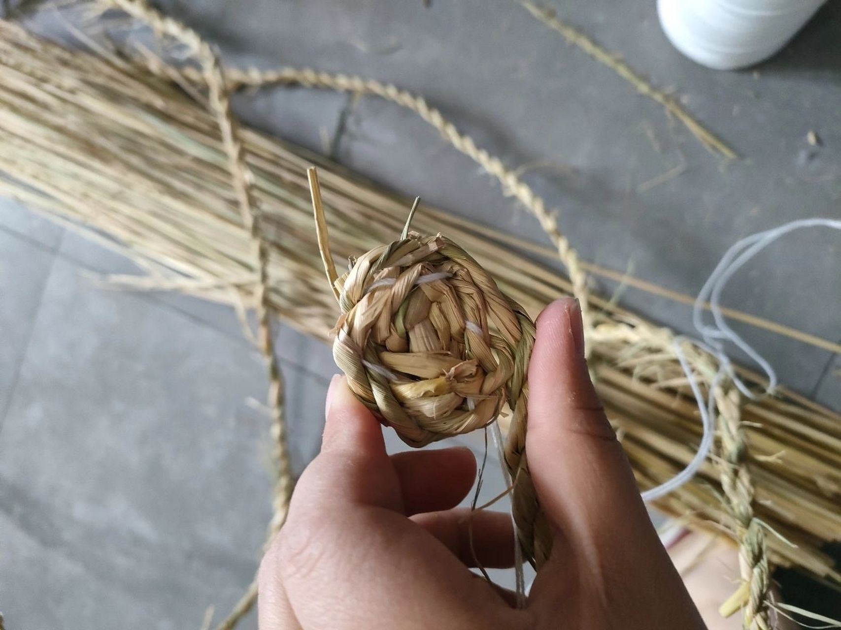 自制兔子草窝 手工人不需要买兔子窝,第一次做兔子窝就成功啦!