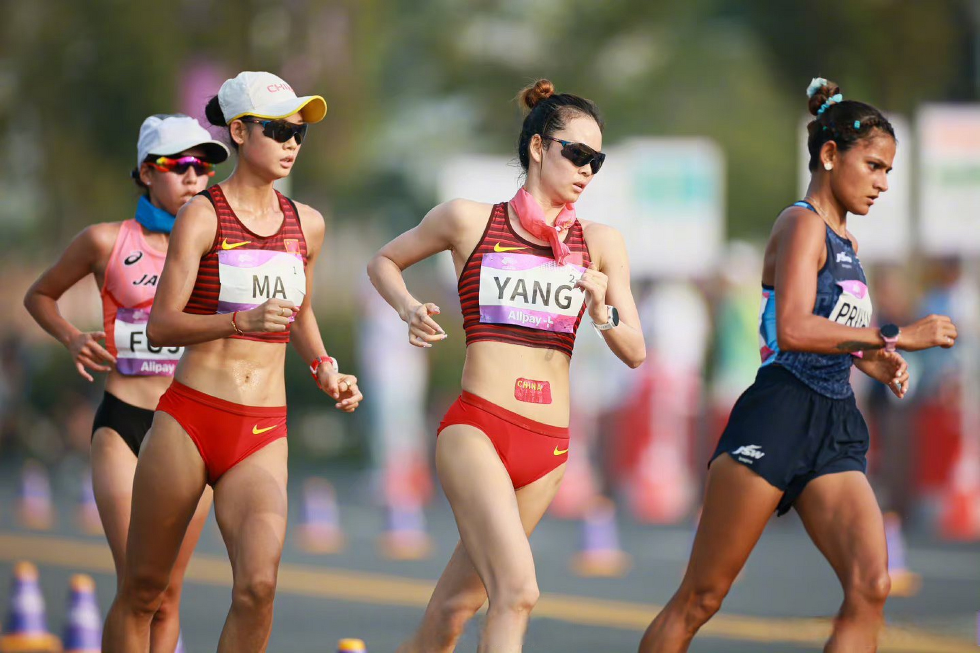 杨家玉20公里竞走夺金#】刚刚,杭州亚运会女子20公里竞走决赛,中苟佑