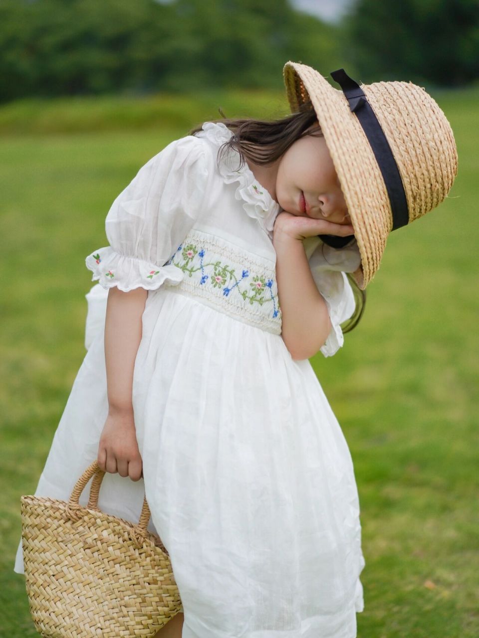 赶在下雨前拍的一组照片 对白色连衣裙毫无抵抗力 #骗你生女儿# #女童