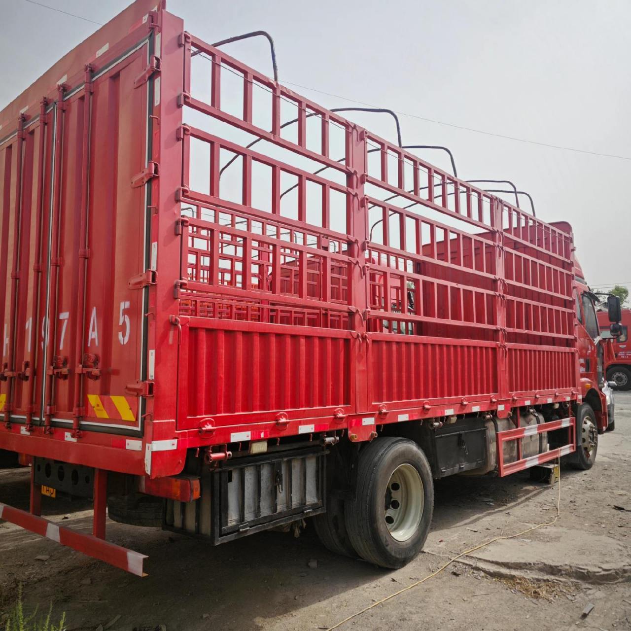 8米解放j6l高栏载货车,自动挡,22年6月,260马力锡柴发动机,国六排放